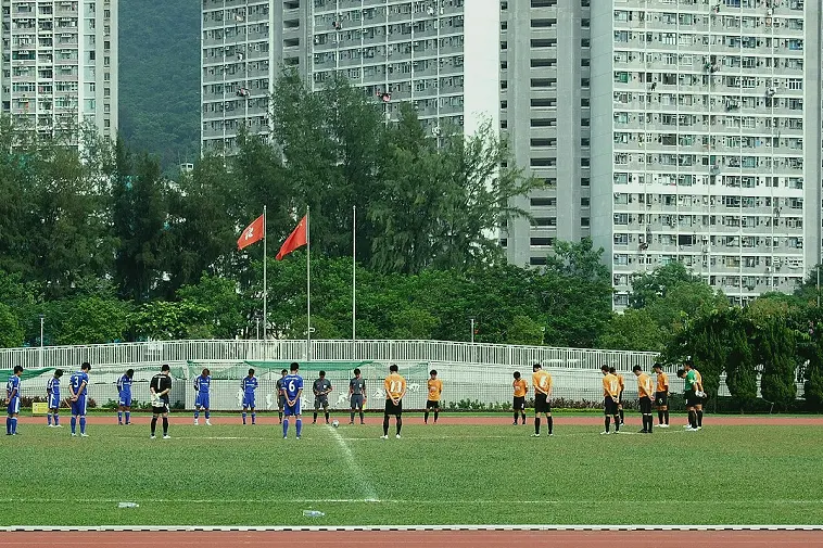 转会窗口期的俱乐部办公楼与签约现场（问题二：适应成本在半个赛季里付不完）
